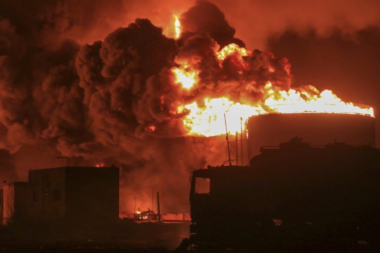 Νέα πλήγματα του Ισραήλ κατά των Χούθι – Aεροπορικές επιδρομές στο λιμάνι της Χοντέιντα