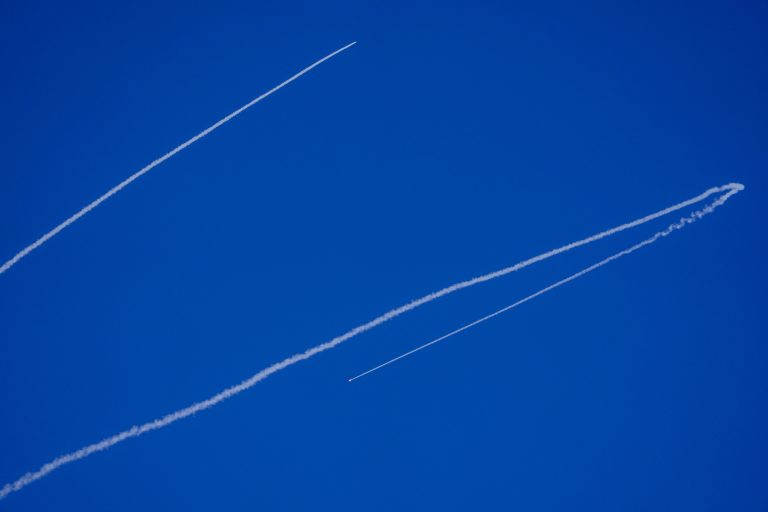 Η Ισπανία ακυρώνει σύμβαση ύψους 700 εκατ. ευρώ για εκτοξευτήρες ρουκετών ισραηλινής κατασκευής