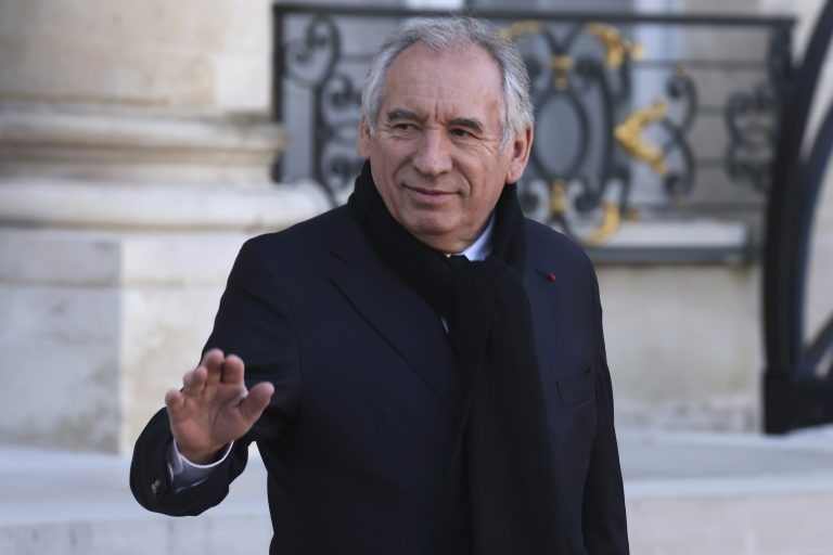 Γαλλία: Παραιτήθηκε ο Μπαϊρού – Ο υπουργός Άμυνας Λεκορνί φαβορί για το Ματινιόν