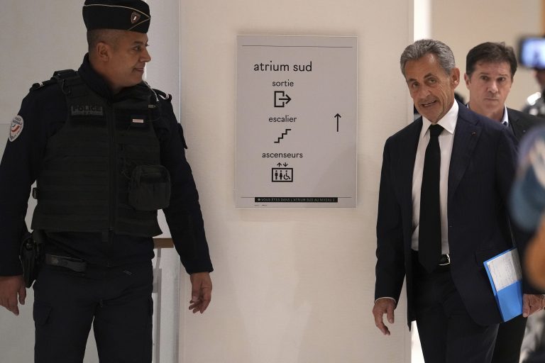 Στη φυλακή ο Σαρκοζί: «Θα αγωνιστώ ως την τελευταία μου ανάσα για την αθωότητά μου» – Αποκλείει το ενδεχόμενο να ζητήσει χάρη από τον Εμ. Μακρόν