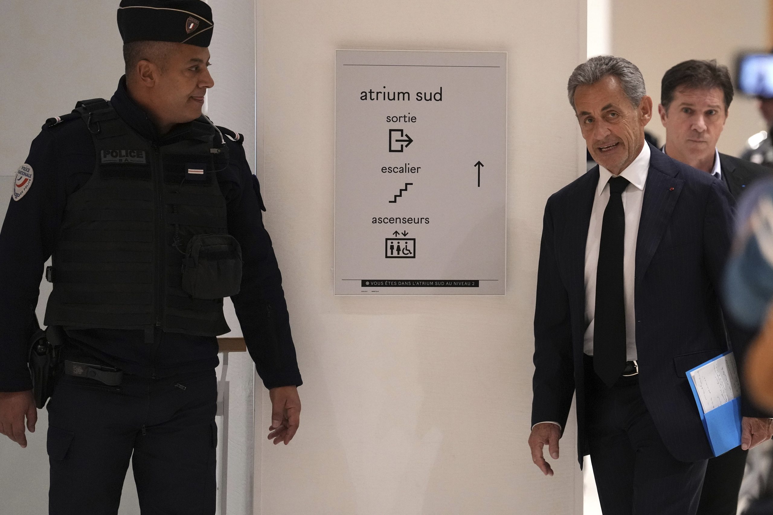 Στη φυλακή ο Σαρκοζί: «Θα αγωνιστώ ως την τελευταία μου ανάσα για την αθωότητά μου» – Αποκλείει το ενδεχόμενο να ζητήσει χάρη από τον Εμ. Μακρόν, λέει ο συνήγορός του