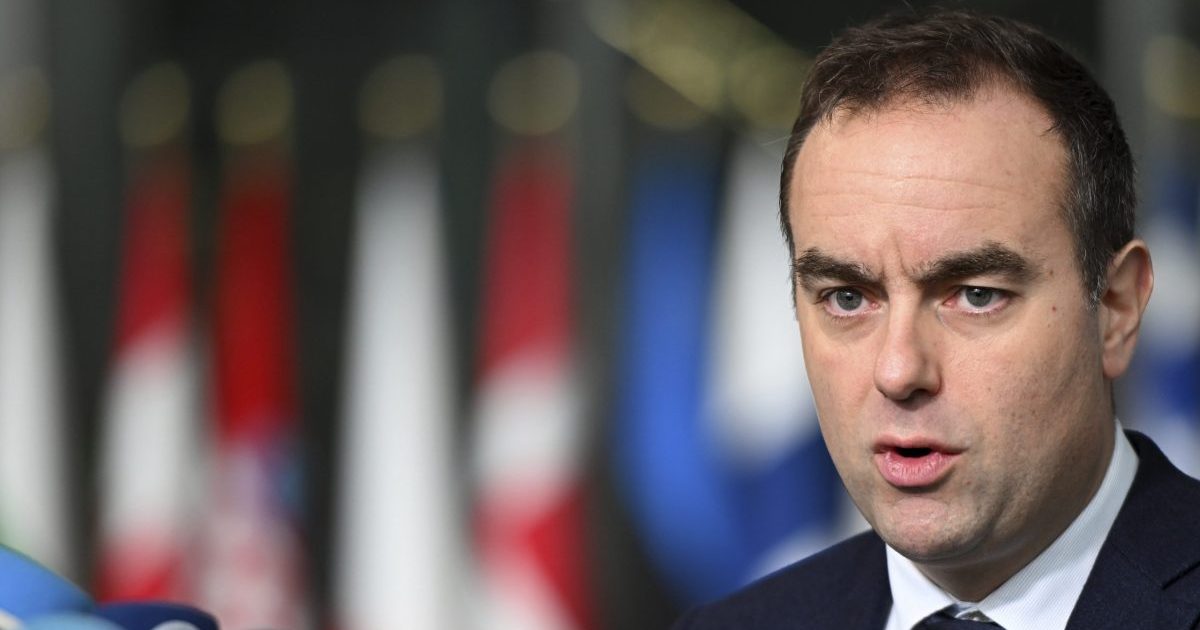 Γαλλία: Ο νέος πρωθυπουργός Λεκορνί αποσύρει το σχέδιο Μπαϊρού για περικοπή δύο αργιών
