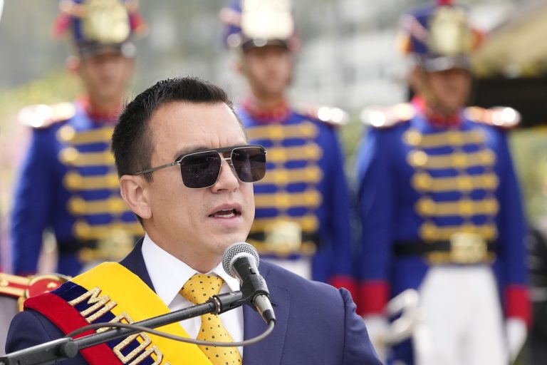Ισημερινός: Αναστέλλεται το δημοψήφισμα που θέλει ο πρόεδρος για τη συγκρότηση συντακτικής συνέλευσης ώστε να καταρτιστεί νέο Σύνταγμα