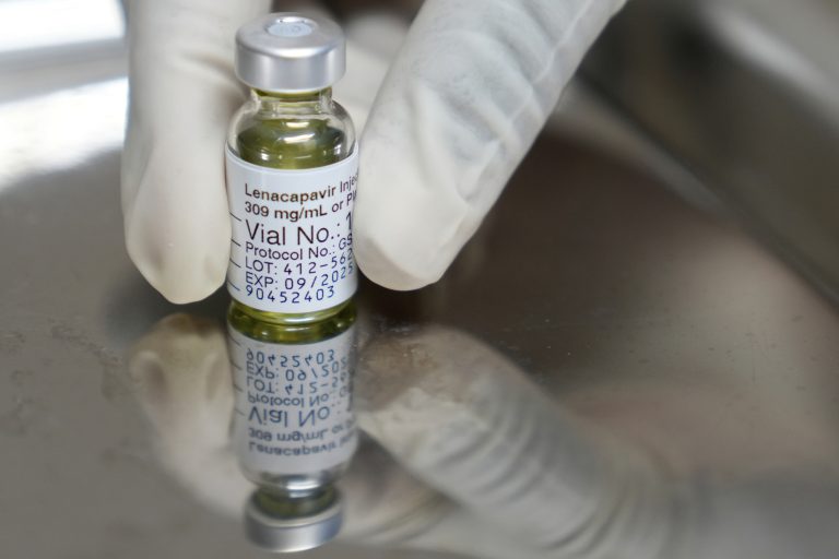 Φάρμακο κατά του HIV διαθέσιμο σε φθηνότερη τιμή από το 2027 σε χώρες χαμηλού εισοδήματος – Από 26.000 ευρώ μόλις 37