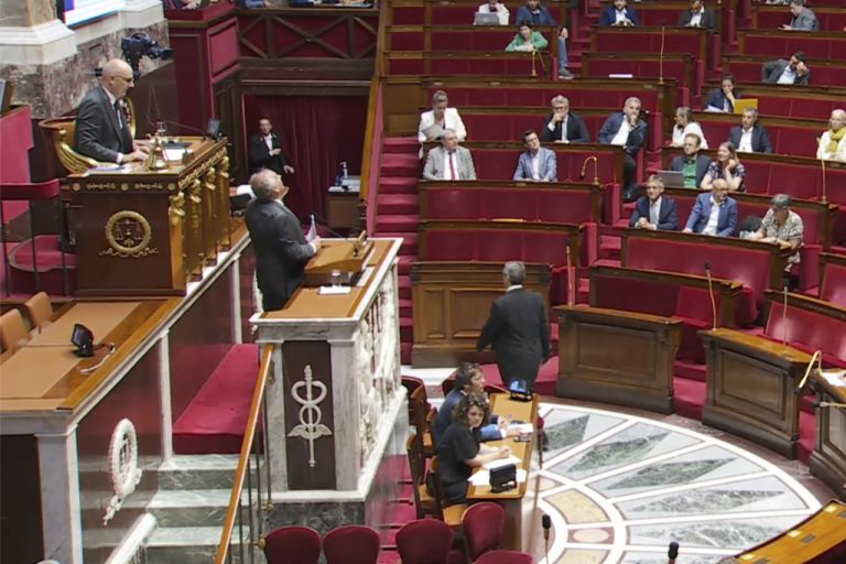Γαλλία: Η κυβερνητική κρίση αποκαλύπτει το βαθύ ρήγμα μεταξύ της κοινωνίας και της πολιτικής τάξης