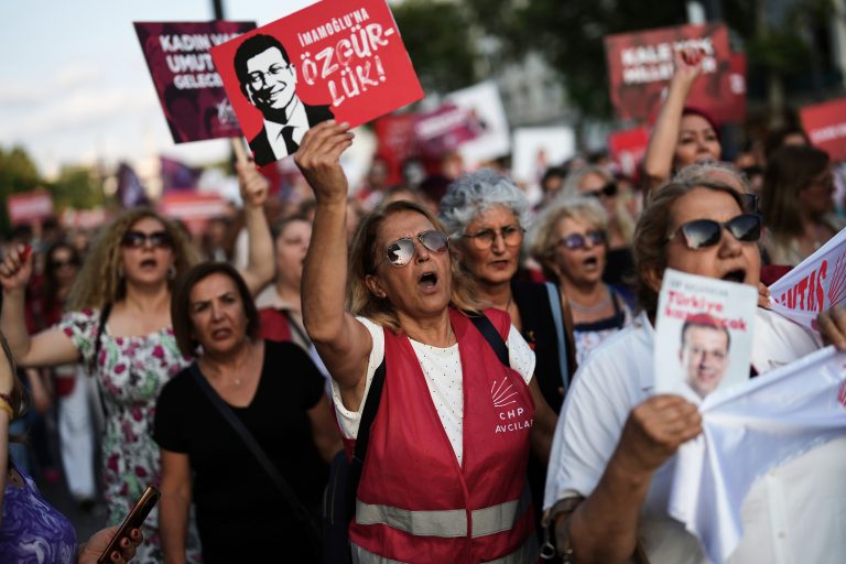 Τουρκία: Συνεχίζεται η ένταση μπροστά από τα γραφεία του CHP – «Δεν βλέπω το λόγο να συναντηθώ με τον Κιλιτσντάρογλου», λέει ο διορισμένος επίτροπος του κόμματος