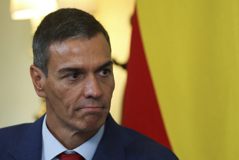Ο Πέδρο Σάντσεθ επέστρεψε στη Μαδρίτη λόγω βλάβης στο αεροσκάφος του – Θα συμμετάσχει στη σύνοδο της «Συμμαχίας των προθύμων» μέσω τηλεδιάσκεψης