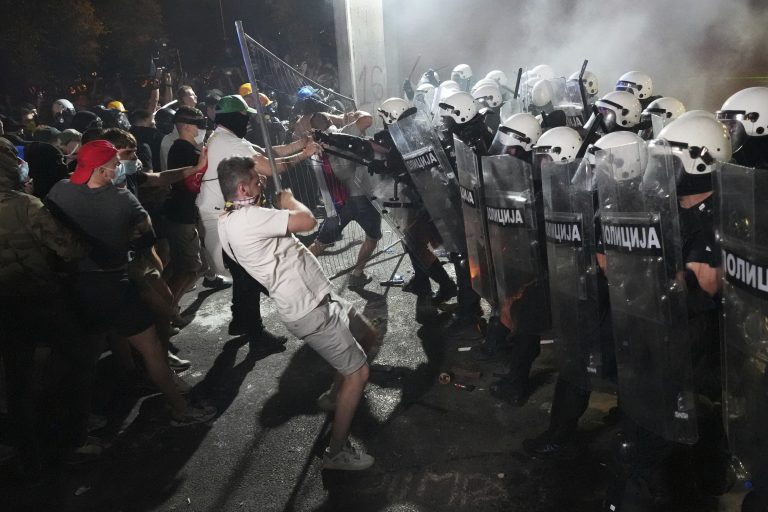 Χιλιάδες διαδηλωτές απαιτούν για ακόμη μια φορά πρόωρες εκλογές στη Σερβία