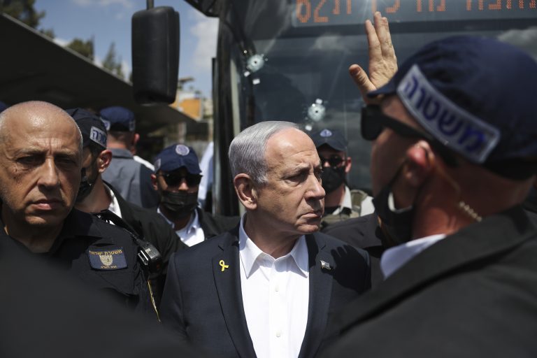 To Ισραήλ περικυκλώνει περίχωρα της Δυτ. Όχθης ως απάντηση στην επίθεση που δέχτηκε στην Ιερουσαλήμ – Νετανιάχου: Θα ολοκληρώσουμε τις επιχειρήσεις μας παντού