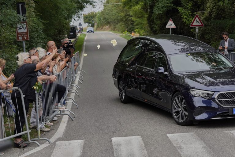 Τζόρτζιο Αρμάνι: Ιδιωτική κηδεία στη γενέτειρά του
