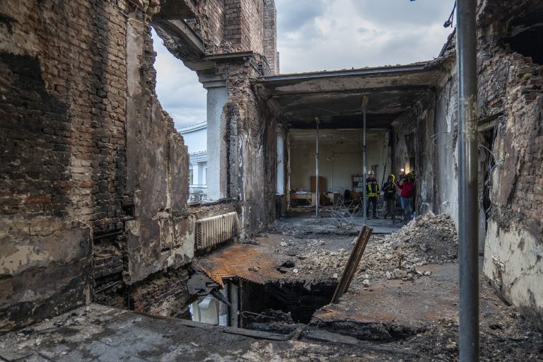 Ζελένσκι: Περισσότεροι από 20 άμαχοι σκοτώθηκαν από ρωσικό πλήγμα σε χωριό στα ανατολικά της χώρας 