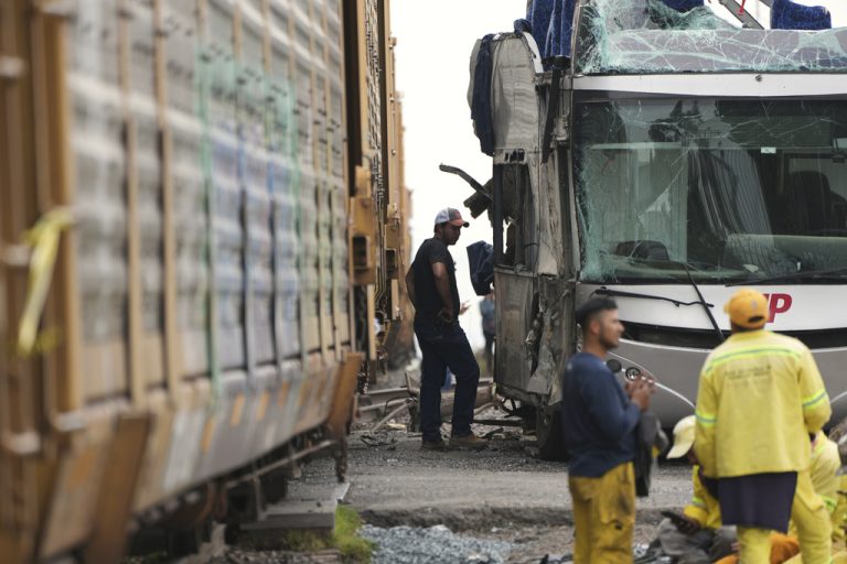 Τραγωδία στο Μεξικό: Τουλάχιστον 10 νεκροί και 61 τραυματίες σε σύγκρουση τρένου με διώροφο λεωφορείο