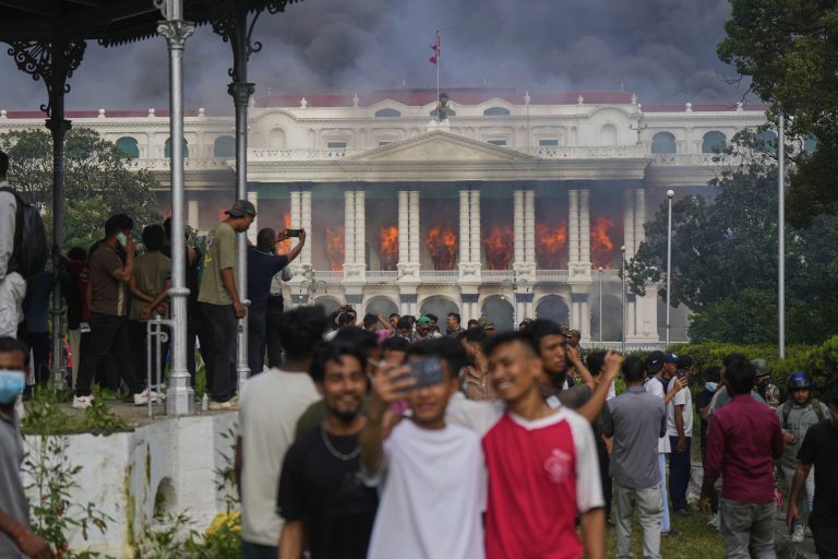 Η εξέγερση της Γενιάς Ζ στην Ασία δείχνει ότι τα μέσα κοινωνικής δικτύωσης είναι δίκοπο μαχαίρι
