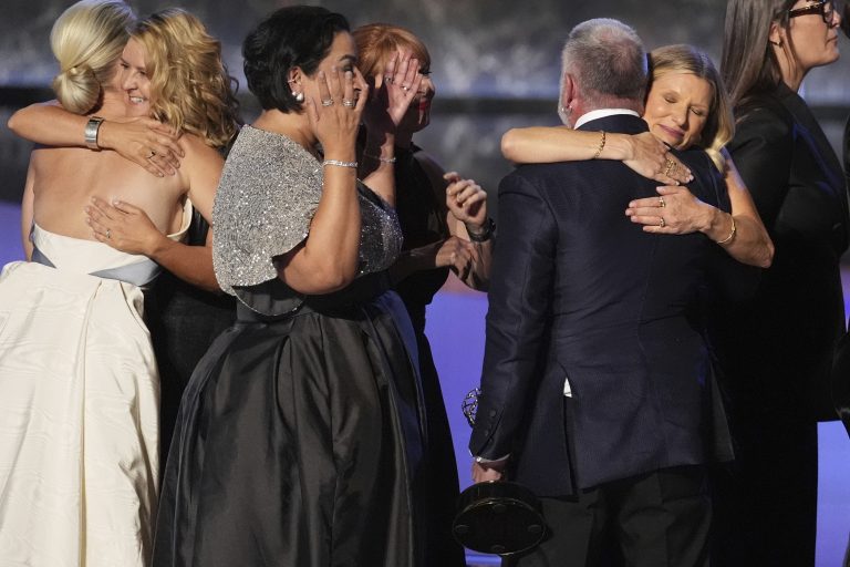 Bραβεία Emmy: Η λίστα των νικητών – Θρίαμβος για τις σειρές “Adolescence”, “Studio” και “Τhe Pitt”