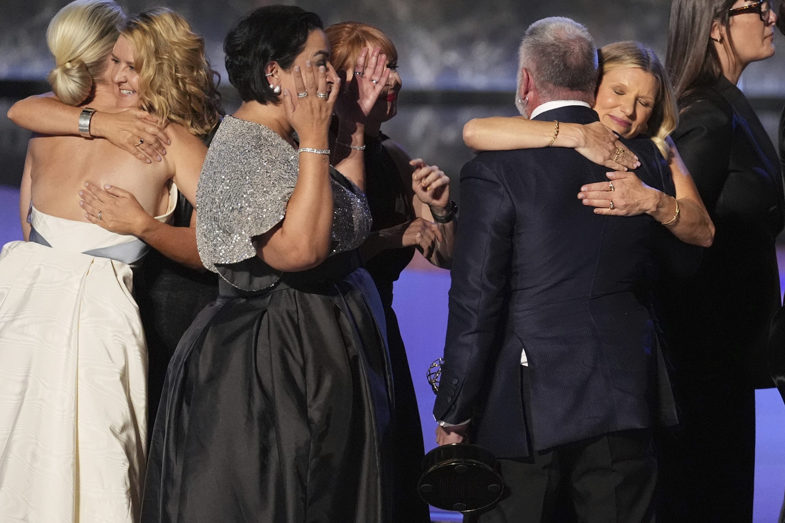 Bραβεία Emmy: Η λίστα των νικητών – Θρίαμβος για τις σειρές “Adolescence”, “Studio” και “Τhe Pitt”