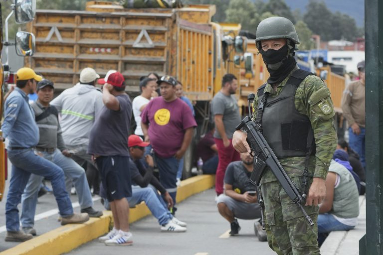 Ισημερινός: Σε κατάσταση έκτακτης ανάγκης 7 επαρχίες εξαιτίας αποκλεισμών δρόμων από διαδηλωτές