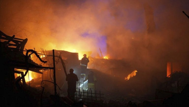 Ουκρανία: Σβήστηκε η φωτιά στον πυρηνικό σταθμό της Ζαπορίζια – Διακοπή ρεύματος από ρωσική επίθεση στην περιφέρεια Κιρόβοχραντ
