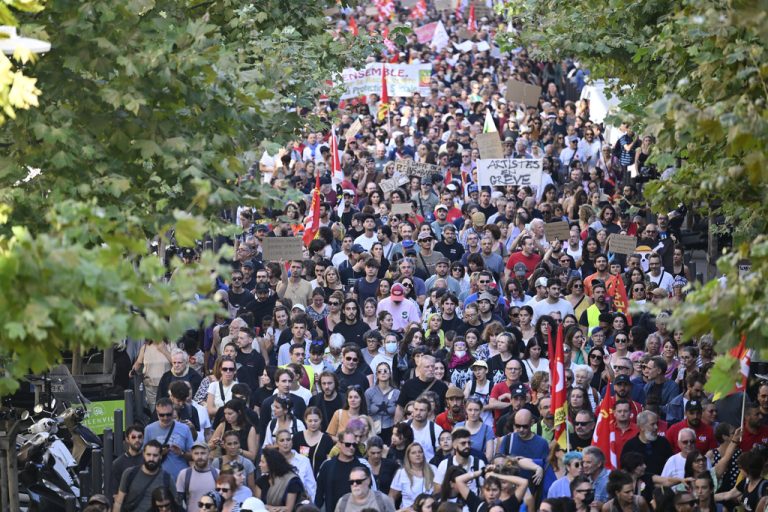 Η Γαλλία σε απεργιακό κλοιό εν μέσω πολιτικής κρίσης