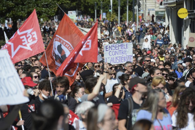 Γαλλία: Εκατοντάδες χιλιάδες πολίτες στους δρόμους κατά της δημοσιονομικής λιτότητας