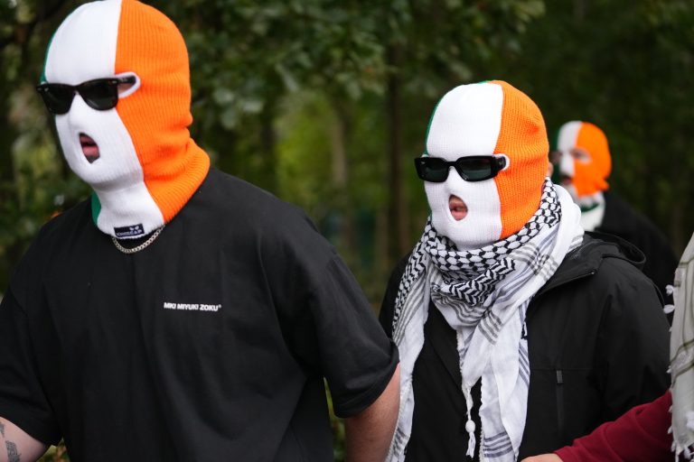 Βρετανικό δικαστήριο απορρίπτει την κατηγορία για τρομοκρατία εναντίον μέλους της ιρλανδικής χιπ-χοπ μπάντας Kneecap