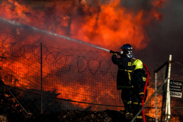 Μεγάλη φωτιά σε επιχείρηση ξυλείας στο Μενίδι – Μήνυμα του 112 για επικίνδυνους καπνούς