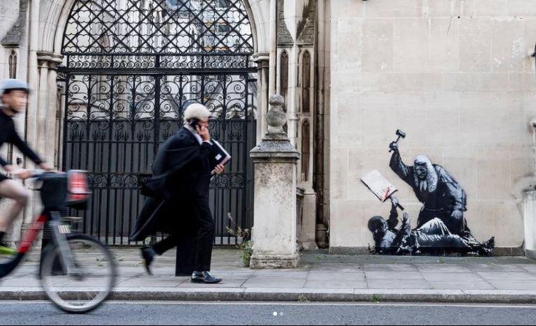 Νέο έργο του Banksy εμφανίστηκε στα Δικαστήρια του Λονδίνου – Καλύφθηκε άμεσα και φρουρείται