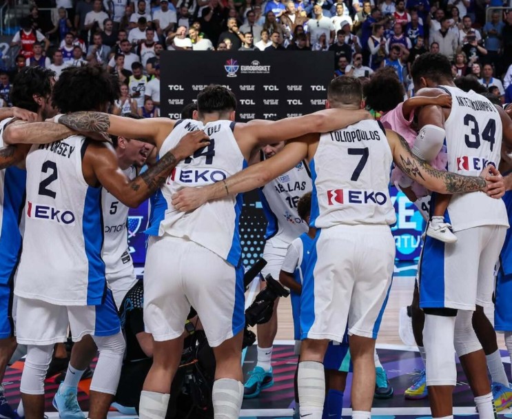 Ξέφρενο πάρτι της Εθνικής για το Χάλκινο στα αποδυτήρια – Το μεσημέρι έρχεται στην Ελλάδα η αποστολή