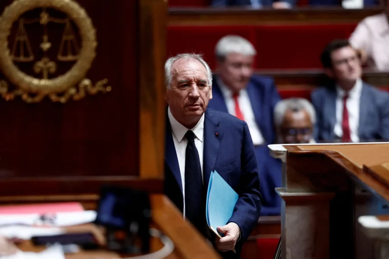 «Πολιτικός σεισμός» στη Γαλλία μετά την πτώση της κυβέρνησης: Ποιες οι επόμενες κινήσεις Μπαϊρού, τι μελετά ο Μακρόν