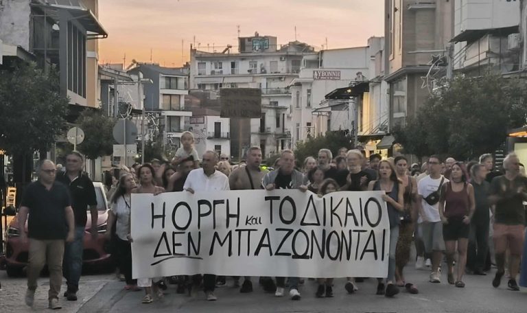 Σέρρες: Πλήθος κόσμου ζήτησε δικαίωση των θυμάτων στη συγκέντρωση για τα Τέμπη