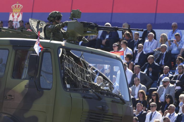 Σερβία: Νέα οπλικά συστήματα από Ρωσία, Κίνα και Ισραήλ παρουσιάστηκαν σε στρατιωτική παρέλαση στο Βελιγράδι – Υπερπτήση Rafale