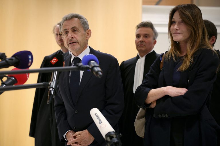 Στις 13 Οκτωβρίου θα μάθει ο Σαρκοζί πότε θα μπει στη φυλακή – Ενοχλημένη η Κάρλα Μπρούνι, έσκισε μικρόφωνο