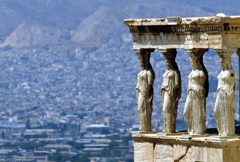 Καρυάτιδα «δραπετεύει» από το Βρετανικό Μουσείο και επιστρέφει στην Ακρόπολη – Το ΑΙ βίντεο που συγκινεί