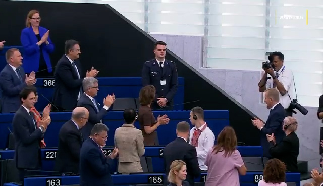 Φον ντερ Λάιεν: Τιμήθηκαν στο Ευρωπαϊκό Κοινοβούλιο οι 20 Έλληνες δασοκομάντος που βοήθησαν στις πυρκαγιές της Ισπανίας