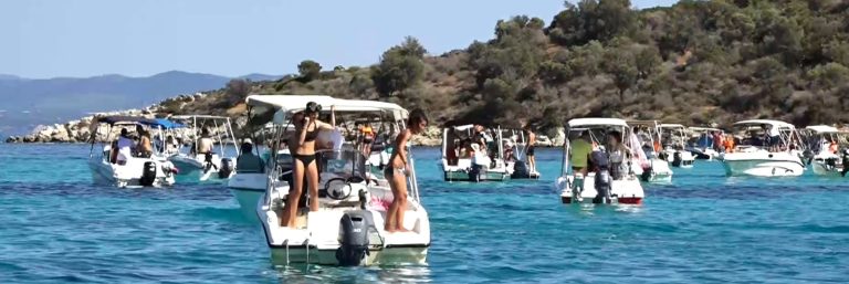 Χαλκιδική: Αντιδράσεις για το συνωστισμό σκαφών στον όρμο της Βουρβουρούς