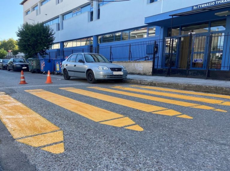 Τρίκαλα: “Χρώμα” στις διαβάσεις έξω από σχολεία