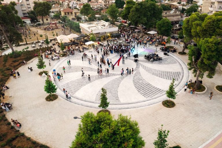 Εγκαινιάστηκε η ανακαινισμένη πλατεία Ανεμόμυλου στην Αμαλιάδα