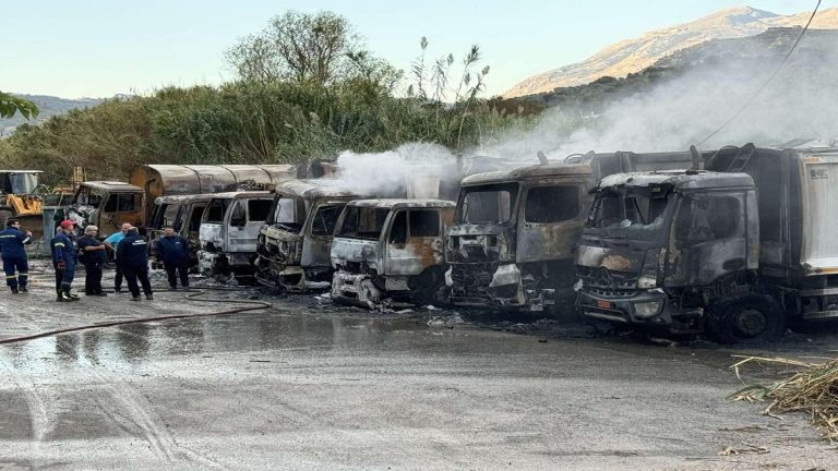 Ηράκλειο: Ξεκίνησε η δίκη για τον εμπρησμό του στόλου των απορριμματοφόρων του δήμου Μαλεβιζίου