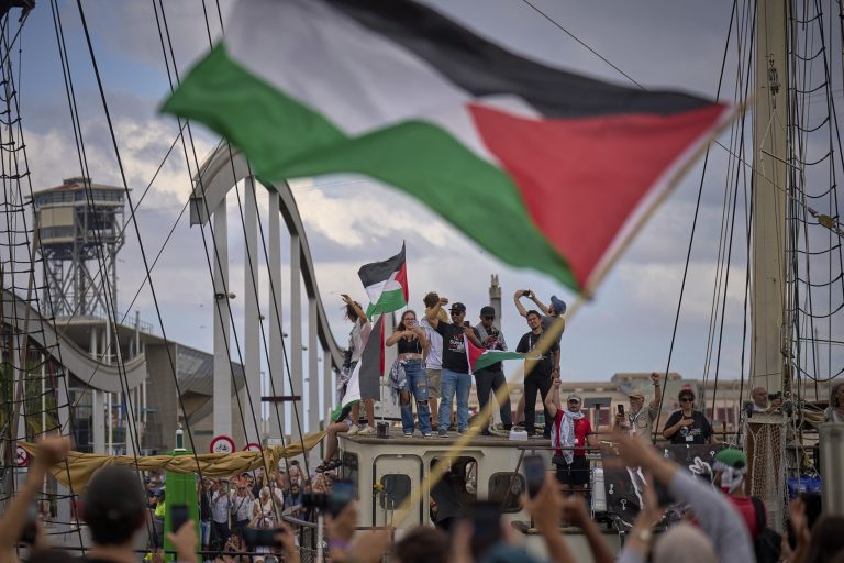 Πίσω στη Βαρκελώνη λόγω καιρού ο στολίσκος Global Sumud Flotilla που είχε σαλπάρει για τη Λωρίδα της Γάζας