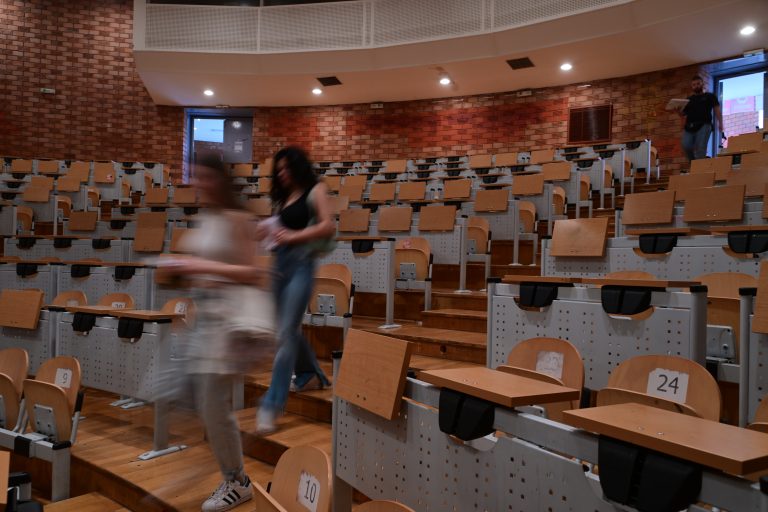 Ξεκίνησαν οι αιτήσεις για τις μετεγγραφές φοιτητών: Οι δικαιούχοι, τα δικαιολογητικά, και τι ισχύει για αδέρφια ή οικογένειες με χαμηλό εισόδημα