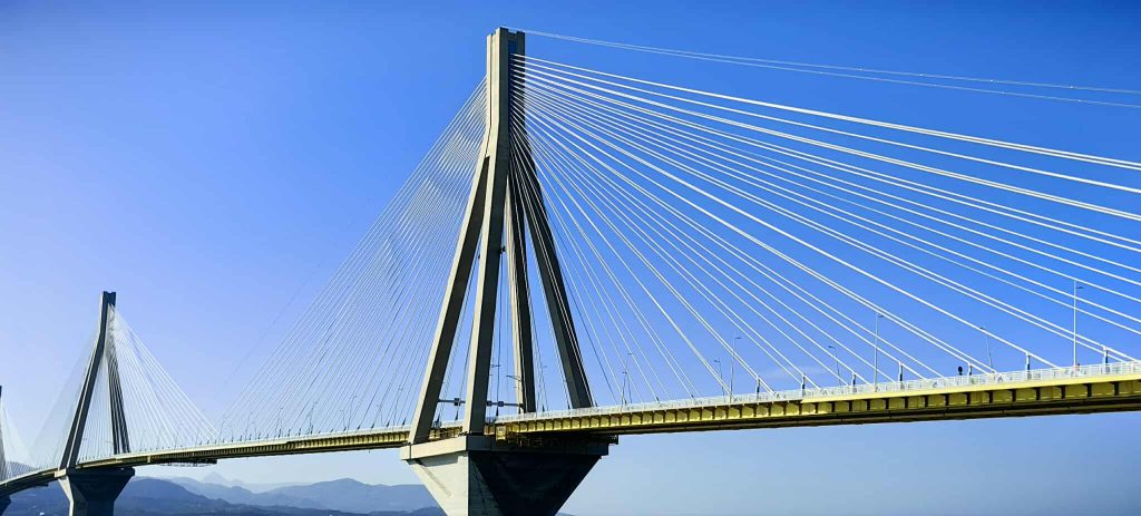 Αλπινιστές επιθεωρούν τη γέφυρα Ρίου Αντιρρίου – Εικόνες που κόβουν την ανάσα