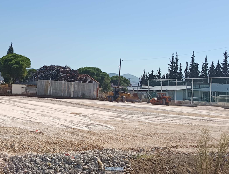 Θεσσαλονίκη: Κατασκεύαζε αυθαίρετα ποδοσφαιρικό γήπεδο σε κοίτη ρέματος