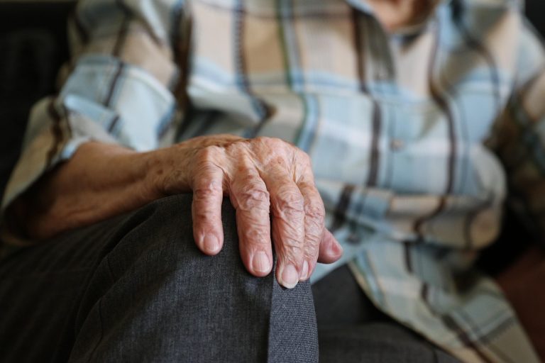 Γήρανση: Επιστήμονες εντόπισαν έναν άγνωστο μέχρι τώρα παράγοντα που θα μπορούσε να την αντιστρέψει