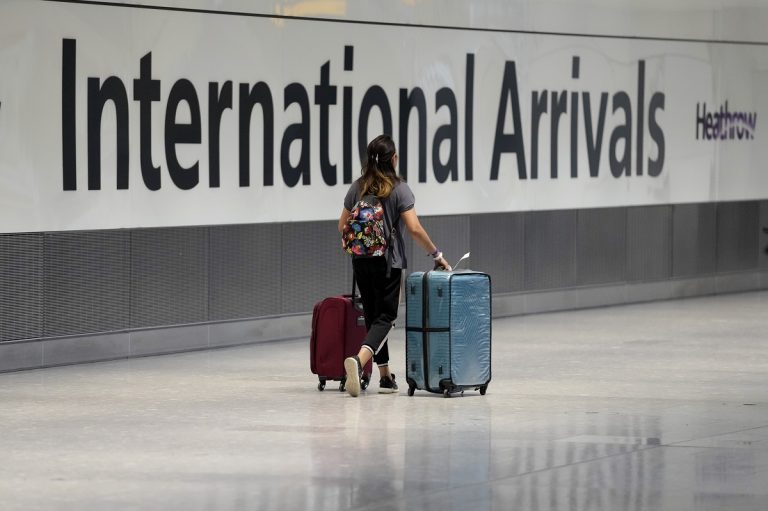 Πλαστά έγγραφα «ξεσκεπάζουν»τα κενά στο βρετανικό μεταναστευτικό σύστημα