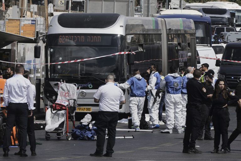 Ένοπλη επίθεση με νεκρούς και τραυματίες στην Ιερουσαλήμ, εξουδετερώθηκαν οι δράστες
