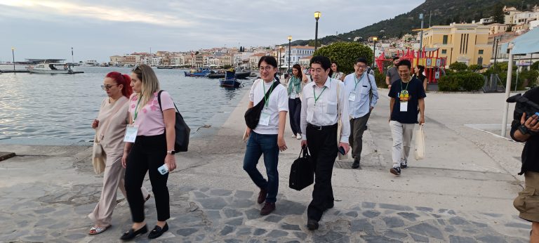 Σάμος :  Με περιήγηση στα σημεία που “χτύπησε” το τσουνάμι ξεκίνησε η ενημέρωση στο πλαίσιο του  διεθνούς συνεδρίου για την διαχείριση των καταστροφών