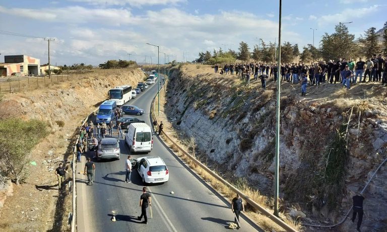 Ηράκλειο: Συνεχίζουν τις κινητοποιήσεις τους οι αγροτοκτηνοτρόφοι – Έκλεισαν και την παλιά εθνική οδό – Αποχωρούν στις 7μ.μ.
