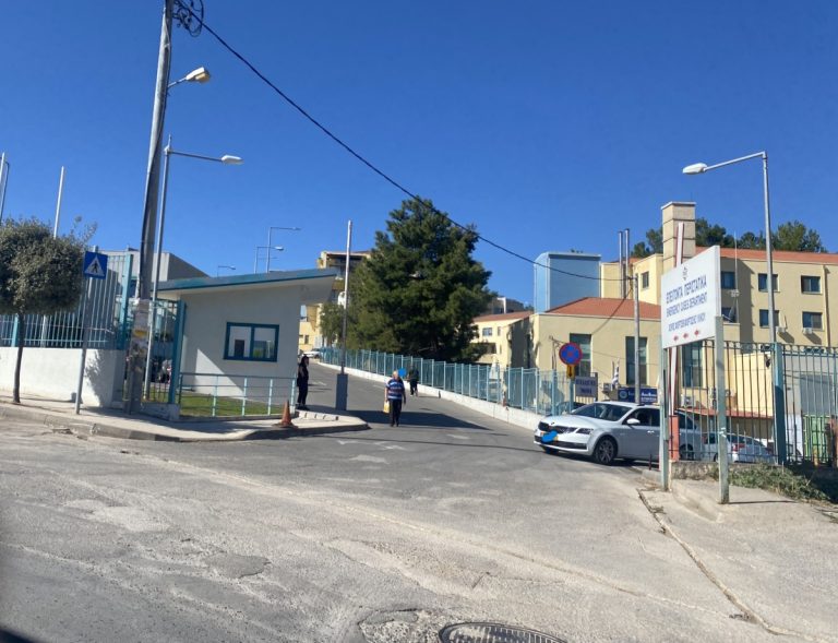Διαμαρτυρία συνταξιούχων της Αρκαδίας στην είσοδο του Παναρκαδικού Νοσοκομείου της Τρίπολης