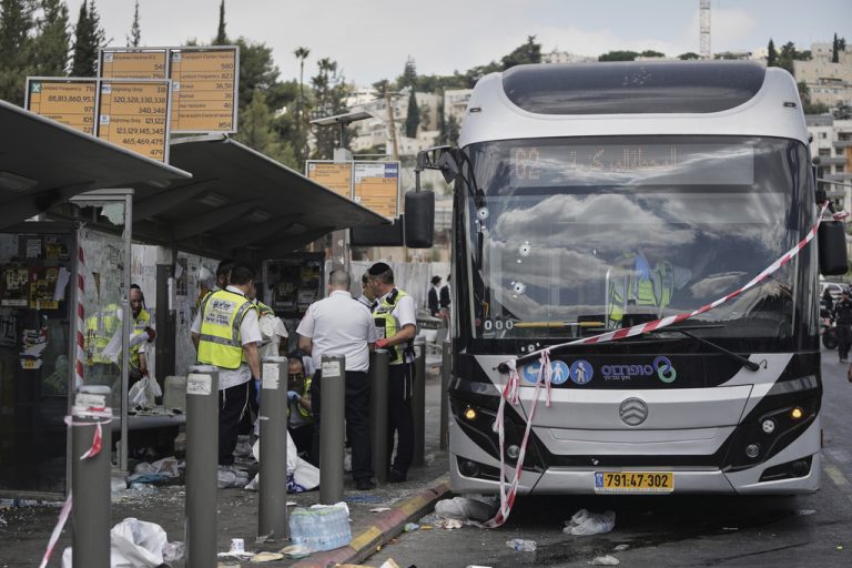 Αντίποινα Ισραήλ για την αιματηρή επίθεση δύο Παλαιστινίων σε στάση λεωφορείου στην Ιερουσαλήμ – Θα κατεδαφίσει τα σπίτια των  δραστών