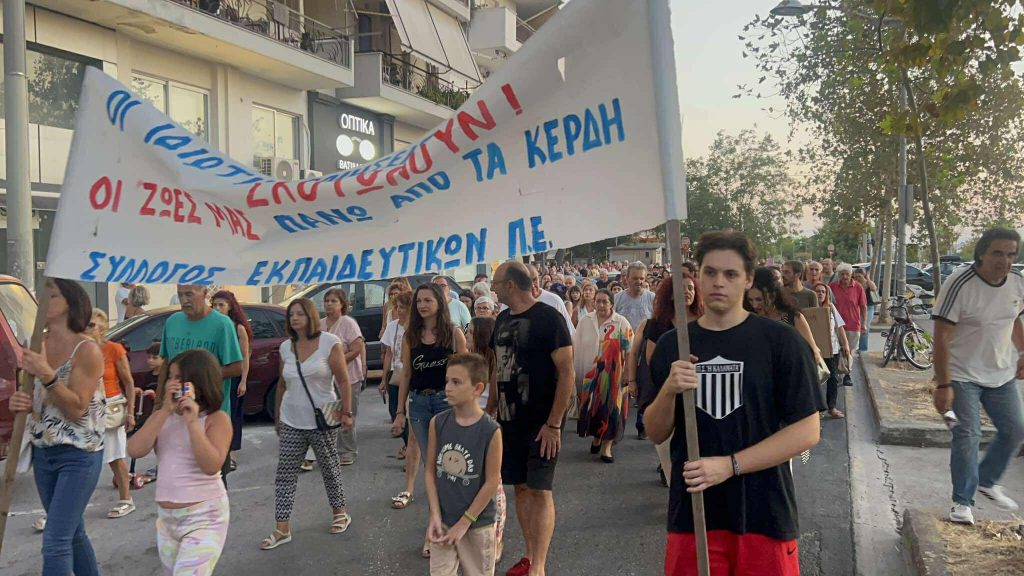 Καλαμάτα: Εκατοντάδες πολίτες στη συγκέντρωση διαμαρτυρίας για τα Τέμπη (βίντεο)