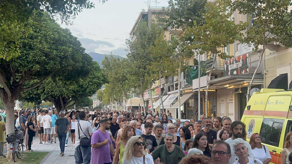 Καλαμάτα: Εκατοντάδες πολίτες στη συγκέντρωση διαμαρτυρίας για τα Τέμπη (βίντεο)